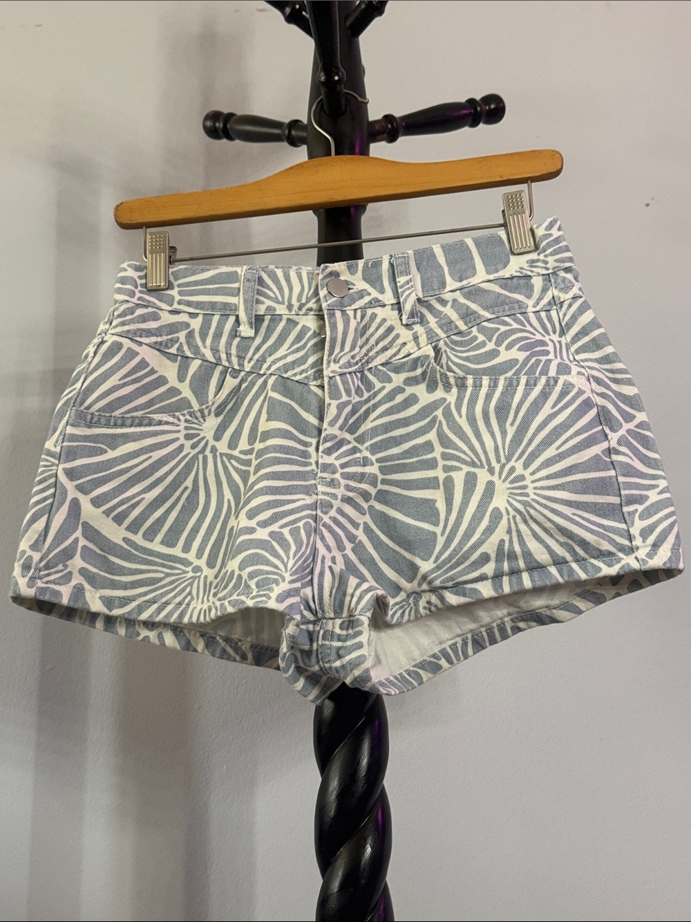 Stylish Floral Print Shorts - White and Light Blue 18.2.B1